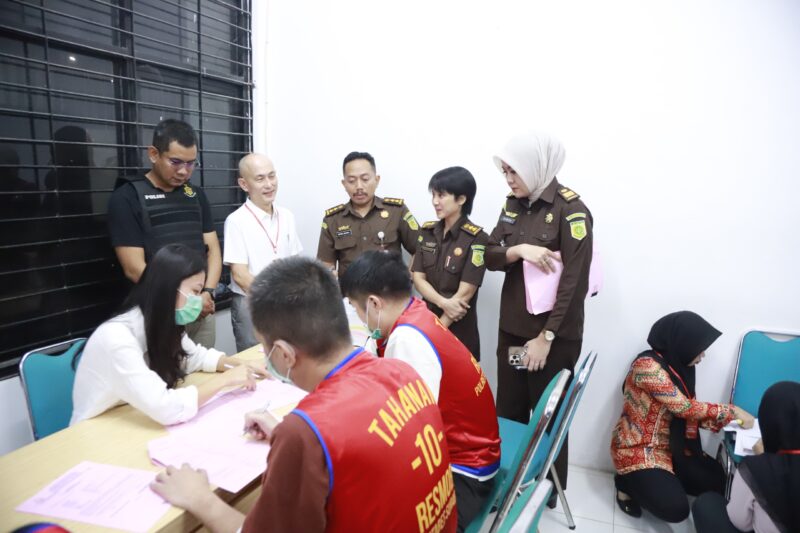 Kasus Love Scamming Internasional dilimpahkan ke Kejaksaan Negeri Surabaya. (Diluartv Photo)
