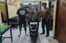 Petugas Unit Reskrik Polsek Lenteng menunjukkan barang bukti motor curian. (Diluartv Photo)