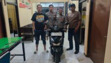 Petugas Unit Reskrik Polsek Lenteng menunjukkan barang bukti motor curian. (Diluartv Photo)