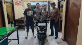 Petugas Unit Reskrik Polsek Lenteng menunjukkan barang bukti motor curian. (Diluartv Photo)