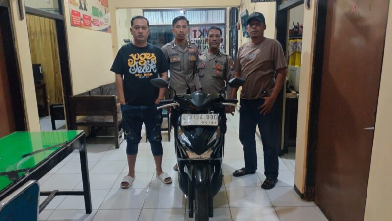 Petugas Unit Reskrik Polsek Lenteng menunjukkan barang bukti motor curian. (Diluartv Photo)