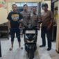 Petugas Unit Reskrik Polsek Lenteng menunjukkan barang bukti motor curian. (Diluartv Photo)