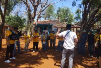 Walikota Tegal H. Dedy Yon Supriyono (pakai rompi) saat berkunjung di Pulau Giliyang, Selasa, 25 Agustus 2026. (Diluartv Photo)