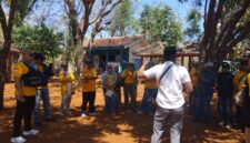 Walikota Tegal H. Dedy Yon Supriyono (pakai rompi) saat berkunjung di Pulau Giliyang, Selasa, 25 Agustus 2026. (Diluartv Photo)