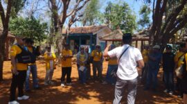 Walikota Tegal H. Dedy Yon Supriyono (pakai rompi) saat berkunjung di Pulau Giliyang, Selasa, 25 Agustus 2026. (Diluartv Photo)
