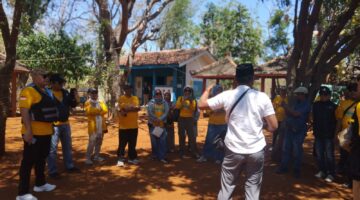 Walikota Tegal H. Dedy Yon Supriyono (pakai rompi) saat berkunjung di Pulau Giliyang, Selasa, 25 Agustus 2026. (Diluartv Photo)