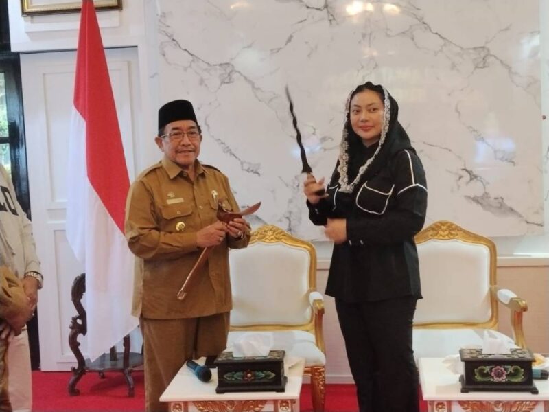 Bupati Brebes Paramitha Widya Kusuma ditemui Wakil Bupati Sumenep KH Imam Hasyim saat berkunjung ke Sumenep beberapa waktu lalu. (Foto Istimewa)