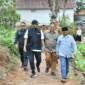 Bupati Fauzi didampingi Kepala DKPP Sumenep Chainur Rasyid memantau lahan tembakau. (Diluartv Photo)