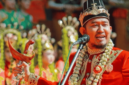 Bupati Sumenep Achmad Fauzi Wongsojudo memegang keris Sumenep. (Diluartv Photo)