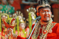 Bupati Sumenep Achmad Fauzi Wongsojudo memegang keris Sumenep. (Diluartv Photo)