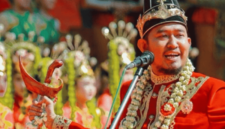 Bupati Sumenep Achmad Fauzi Wongsojudo memegang keris Sumenep. (Diluartv Photo)
