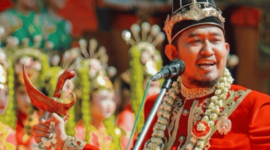Bupati Sumenep Achmad Fauzi Wongsojudo memegang keris Sumenep. (Diluartv Photo)