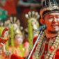 Bupati Sumenep Achmad Fauzi Wongsojudo memegang keris Sumenep. (Diluartv Photo)