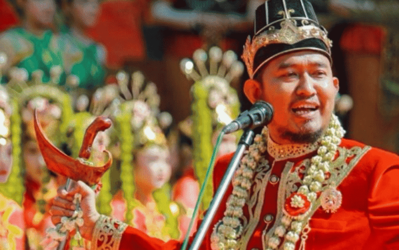 Bupati Sumenep Achmad Fauzi Wongsojudo memegang keris Sumenep. (Diluartv Photo)