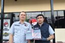 Petugas Satreskoba Tanjung Perak menunjukkan barang bukti ganja yang dibeli tersangka via medsos. (Diluartv Photo)