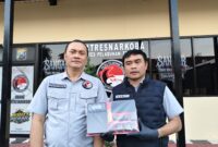 Petugas Satreskoba Tanjung Perak menunjukkan barang bukti ganja yang dibeli tersangka via medsos. (Diluartv Photo)