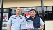 Petugas Satreskoba Tanjung Perak menunjukkan barang bukti ganja yang dibeli tersangka via medsos. (Diluartv Photo)