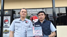 Petugas Satreskoba Tanjung Perak menunjukkan barang bukti ganja yang dibeli tersangka via medsos. (Diluartv Photo)