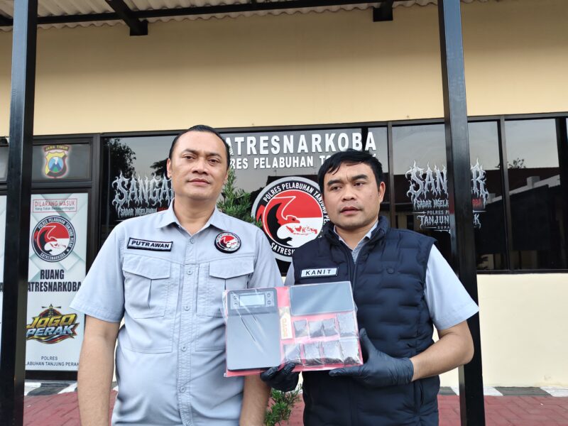 Petugas Satreskoba Tanjung Perak menunjukkan barang bukti ganja yang dibeli tersangka via medsos. (Diluartv Photo)