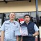 Petugas Satreskoba Tanjung Perak menunjukkan barang bukti ganja yang dibeli tersangka via medsos. (Diluartv Photo)