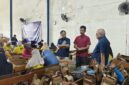 Haji Adi Makayasa memantau aktifitas pabrik bersama petugas Bea Cukai. (Diluartv Photo)