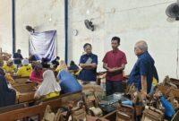 Haji Adi Makayasa memantau aktifitas pabrik bersama petugas Bea Cukai. (Diluartv Photo)