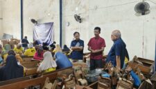 Haji Adi Makayasa memantau aktifitas pabrik bersama petugas Bea Cukai. (Diluartv Photo)