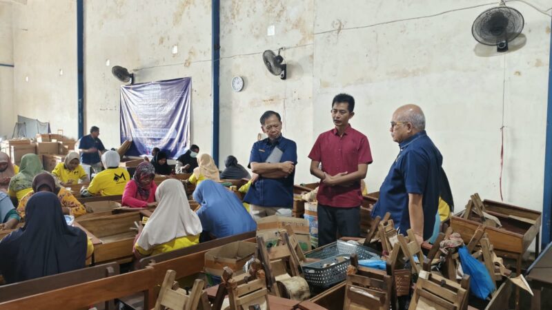 Haji Adi Makayasa memantau aktifitas pabrik bersama petugas Bea Cukai. (Diluartv Photo)