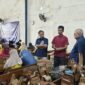 Haji Adi Makayasa memantau aktifitas pabrik bersama petugas Bea Cukai. (Diluartv Photo)