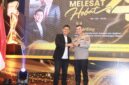 Kapolres Sumenep Kombes Pol. Ariek Indra Sentanu saat menerima penghargaan Penggerak Transformasi Intitusi Polresta Sumenep. (Foto Istimewa)