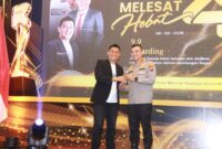 Kapolres Sumenep Kombes Pol. Ariek Indra Sentanu saat menerima penghargaan Penggerak Transformasi Intitusi Polresta Sumenep. (Foto Istimewa)