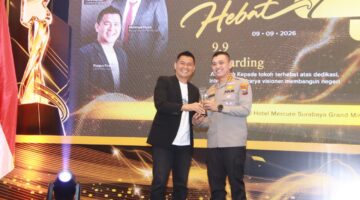 Kapolres Sumenep Kombes Pol. Ariek Indra Sentanu saat menerima penghargaan Penggerak Transformasi Intitusi Polresta Sumenep. (Foto Istimewa)