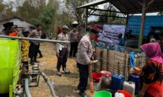 Polsek Sapudi Polresta Sumenep Salurkan 3.600 Liter Air Bersih untuk 440 KK Terdampak Kekeringan