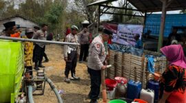 Polsek Gayam, Pulau Sapudi bantu warga air bersih. (Diluartv Photo)