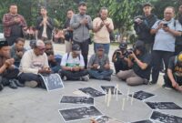 Jurnalis Surabaya gelar doa bersama untuk keselamatan 5 jurnalis yang hilang saat bertugas di Selat Sunda. (Diluartv Photo)