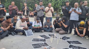 Jurnalis Surabaya gelar doa bersama untuk keselamatan 5 jurnalis yang hilang saat bertugas di Selat Sunda. (Diluartv Photo)