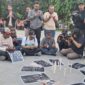 Jurnalis Surabaya gelar doa bersama untuk keselamatan 5 jurnalis yang hilang saat bertugas di Selat Sunda. (Diluartv Photo)