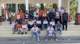 IJTI dan PWI Lamongan gelar doa bersama bagi 5 Jurnalis yang hilang kontak saat meliput peristiwa Gunung Anak Krakatau, Senin, 14 September 2026. (Diluartv Photo)