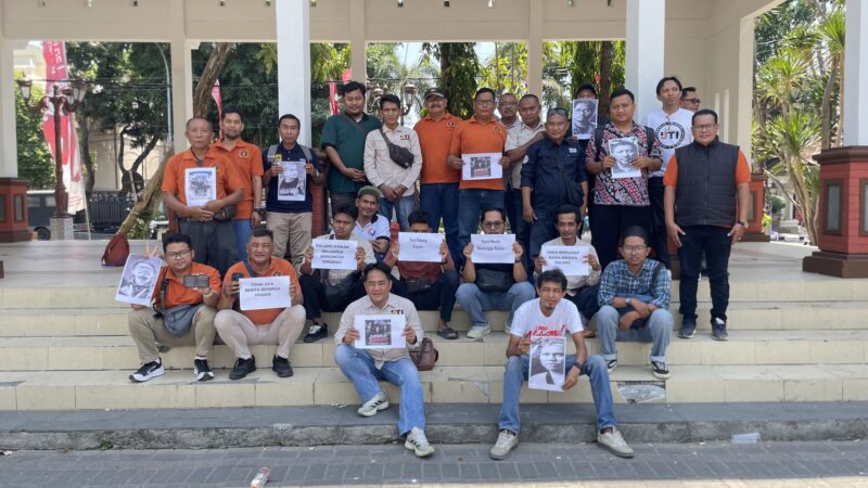 IJTI dan PWI Lamongan gelar doa bersama bagi 5 Jurnalis yang hilang kontak saat meliput peristiwa Gunung Anak Krakatau, Senin, 14 September 2026. (Diluartv Photo)