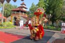 Peserta MEC 2026 menunjukkan kostum kepada juri lomba di Keraton Sumenep, Sabtu, 19 September 2026. (Diluartv Photo)
