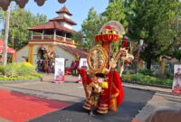 Peserta MEC 2026 menunjukkan kostum kepada juri lomba di Keraton Sumenep, Sabtu, 19 September 2026. (Diluartv Photo)