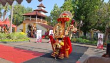 Peserta MEC 2026 menunjukkan kostum kepada juri lomba di Keraton Sumenep, Sabtu, 19 September 2026. (Diluartv Photo)