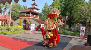 Peserta MEC 2026 menunjukkan kostum kepada juri lomba di Keraton Sumenep, Sabtu, 19 September 2026. (Diluartv Photo)