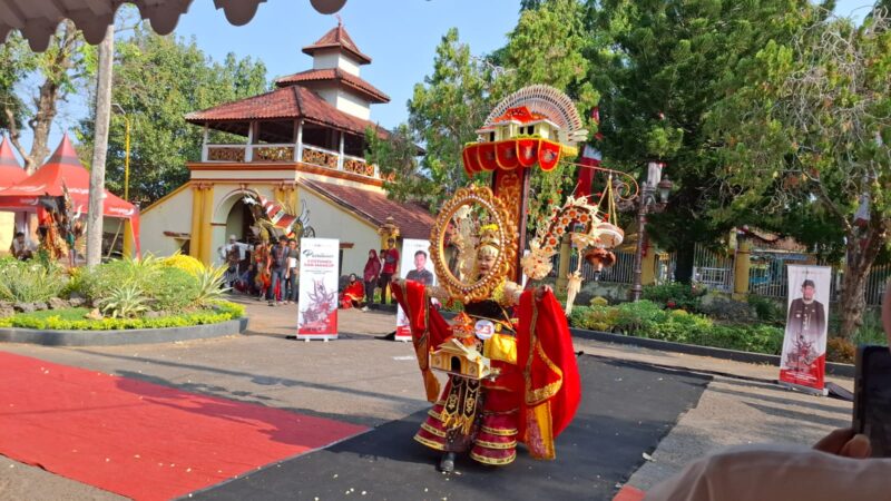 Peserta MEC 2026 menunjukkan kostum kepada juri lomba di Keraton Sumenep, Sabtu, 19 September 2026. (Diluartv Photo)