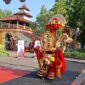 Peserta MEC 2026 menunjukkan kostum kepada juri lomba di Keraton Sumenep, Sabtu, 19 September 2026. (Diluartv Photo)