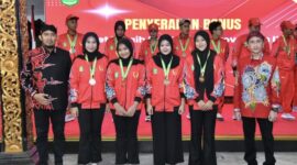 Bupati Sumenep Achmad Fauzi Wongsojudo (kiri). (Diluartv Photo)