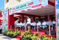 Suasana khidmat pelaksanaan Apel Hari Santri Nasional 2026 di Halaman Kantor Bupati Sumenep, di mana Bupati Sumenep Achmad Fauzi Wongsojudo bersama jajaran Forkopimda memberikan amanat di atas panggung utama.