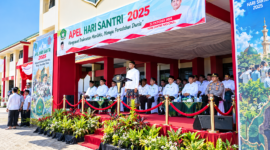 Suasana khidmat pelaksanaan Apel Hari Santri Nasional 2026 di Halaman Kantor Bupati Sumenep, di mana Bupati Sumenep Achmad Fauzi Wongsojudo bersama jajaran Forkopimda memberikan amanat di atas panggung utama.