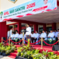 Suasana khidmat pelaksanaan Apel Hari Santri Nasional 2026 di Halaman Kantor Bupati Sumenep, di mana Bupati Sumenep Achmad Fauzi Wongsojudo bersama jajaran Forkopimda memberikan amanat di atas panggung utama.