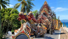 KERETA ANGIN MUSIK TONGTONG: Dekorasi megah kereta angin Musik Tongtong berhiaskan ukiran khas Madura dan figur sapi karapan terparkir megah, siap memeriahkan rangkaian Hari Jadi Sumenep ke-757.